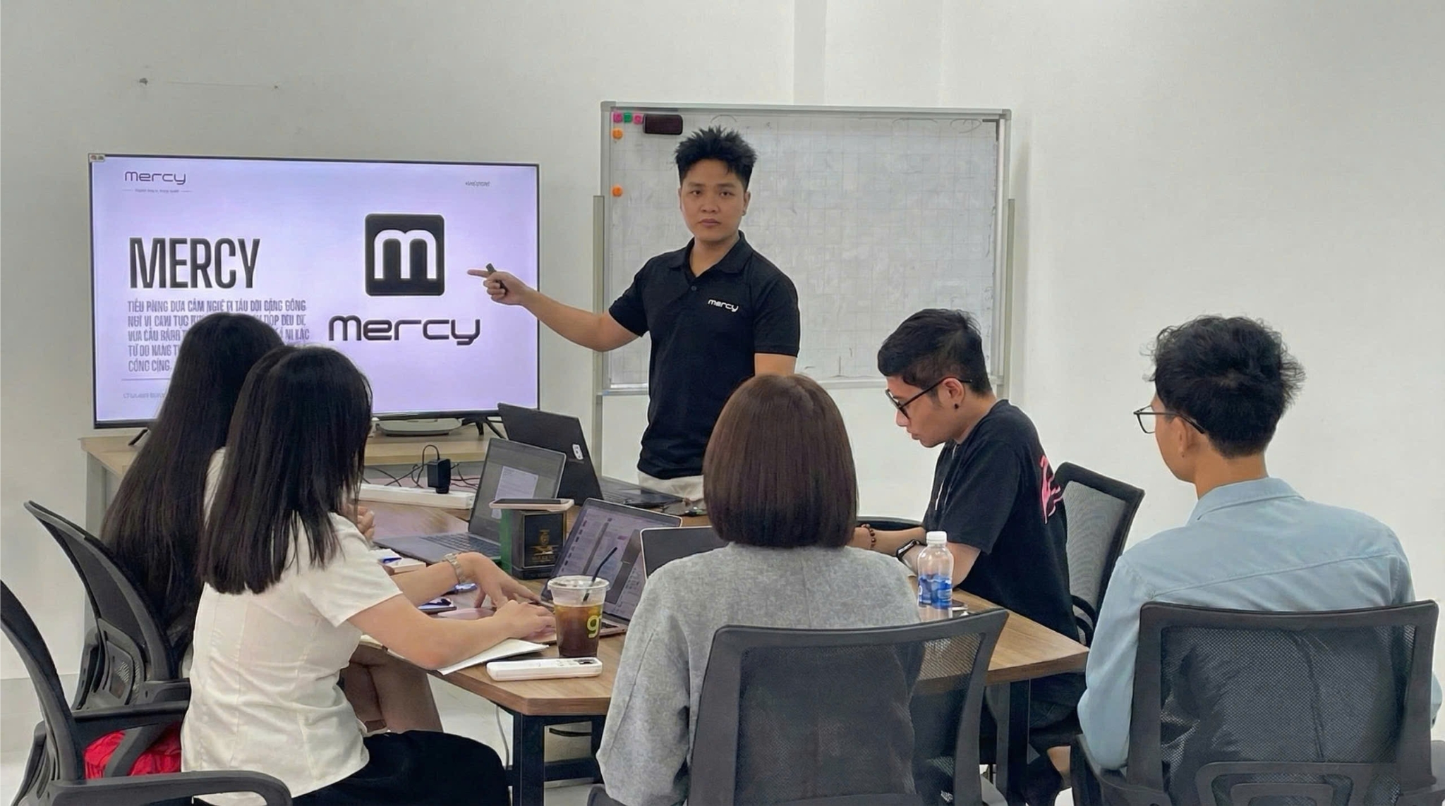 Vy Thiên Hùng đang pitching và trình bày về MercyTech